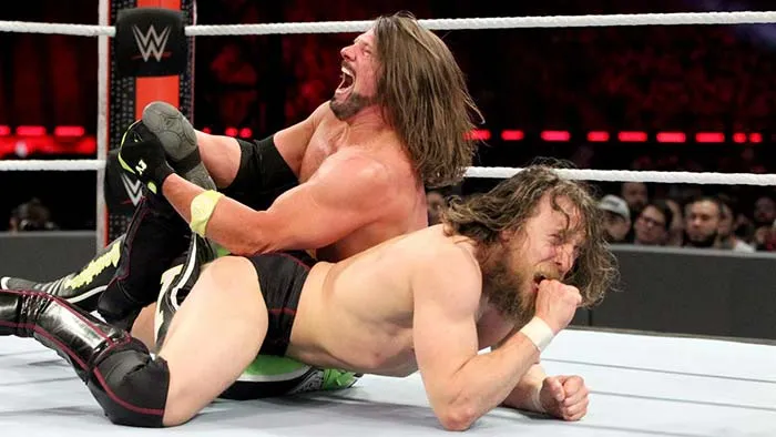 El Fenomenal aplica una llave a Daniel Bryan