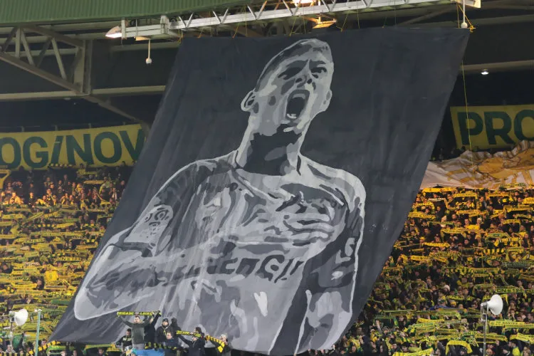 EFE Aficionados rinden homenaje a Emiliano Sala