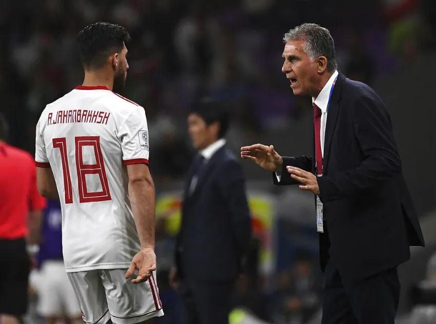 Queiroz habla con Alireza Jahanbakhsh en partido de la Copa de Asia