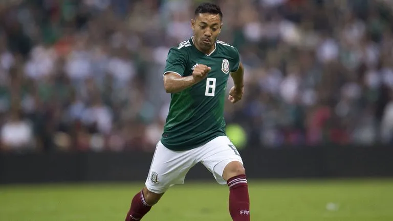 Marco Fabián corre durante un juego de la Selección Nacional