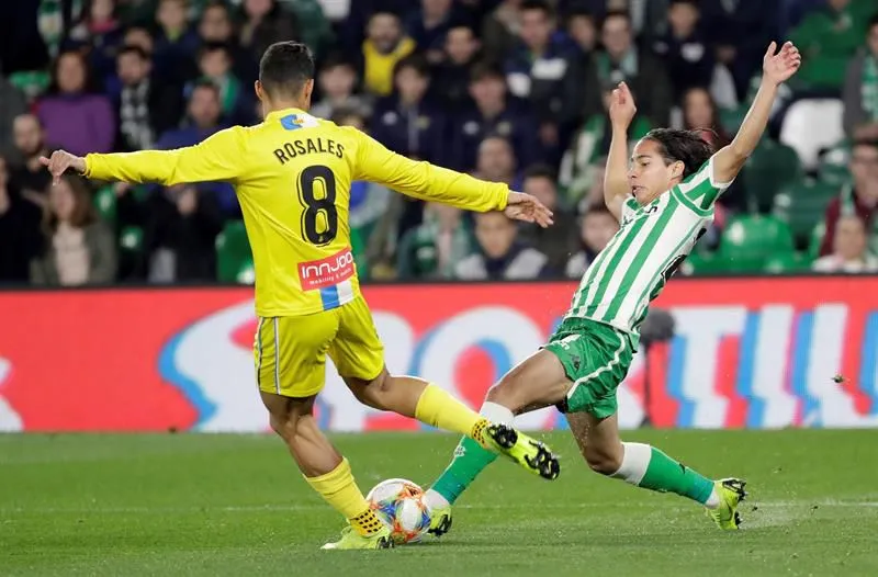 EFE El mexicano pelea un balón