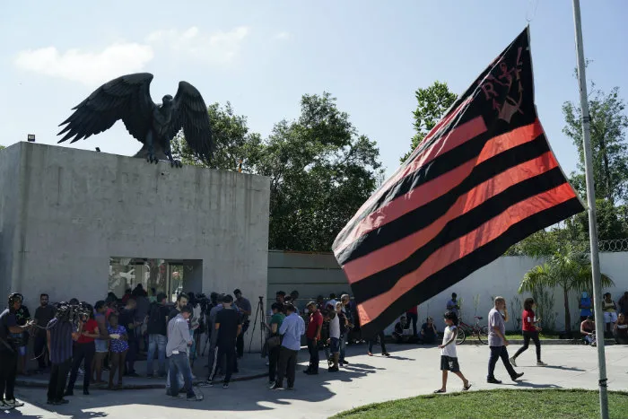 Gente a las afueras del lugar de entrenamiento del Flamengo