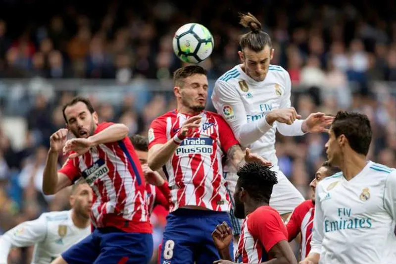 EFE Gareth Bale intenta cabecear un balón frente al Atlético de Madrid