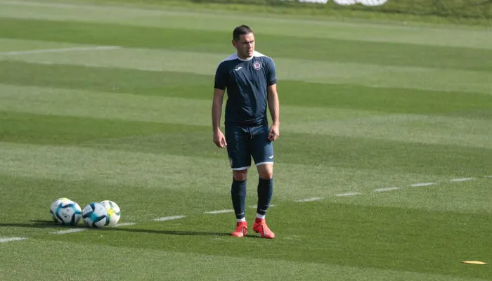 Aguilar concentrado en el entrenamiento de Cruz Azul
