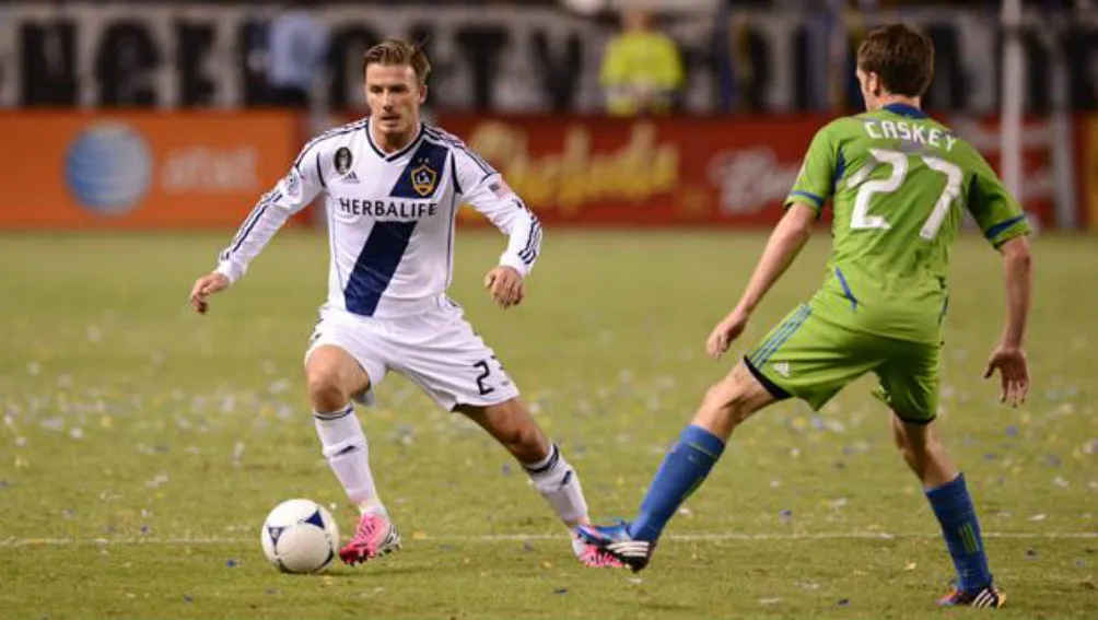 David conduce el esférico en duelo frente a Seattle