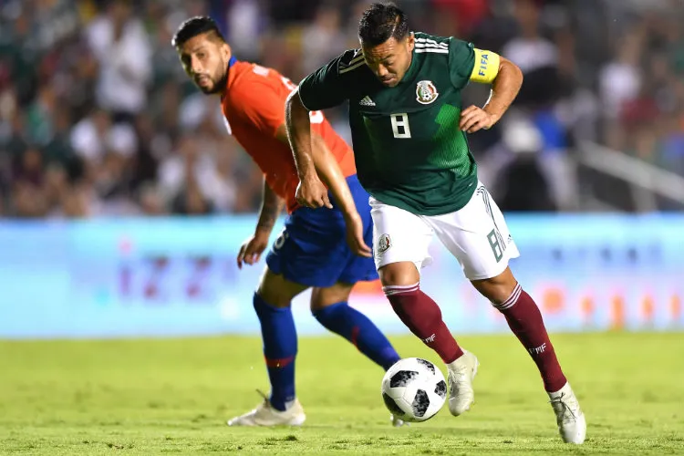 Marco Fabián conduce el esférico en el duelo vs Chile