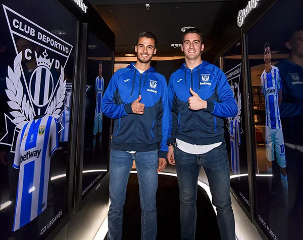 TWITTER @Diego_Reyes13 Diego Reyes saluda en su presentación