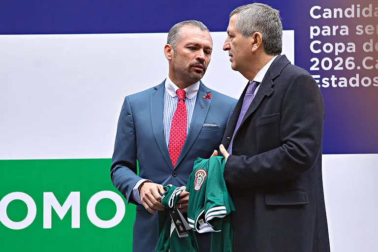 Vergara habla con Higuera durante un evento