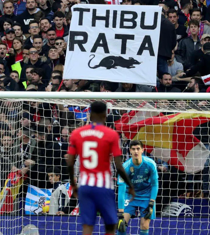 EFE Aficionados del Atleti muestran manta a Courtois