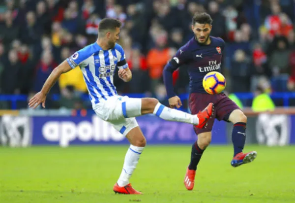 AP Smith y Kolasinac disputan el balón