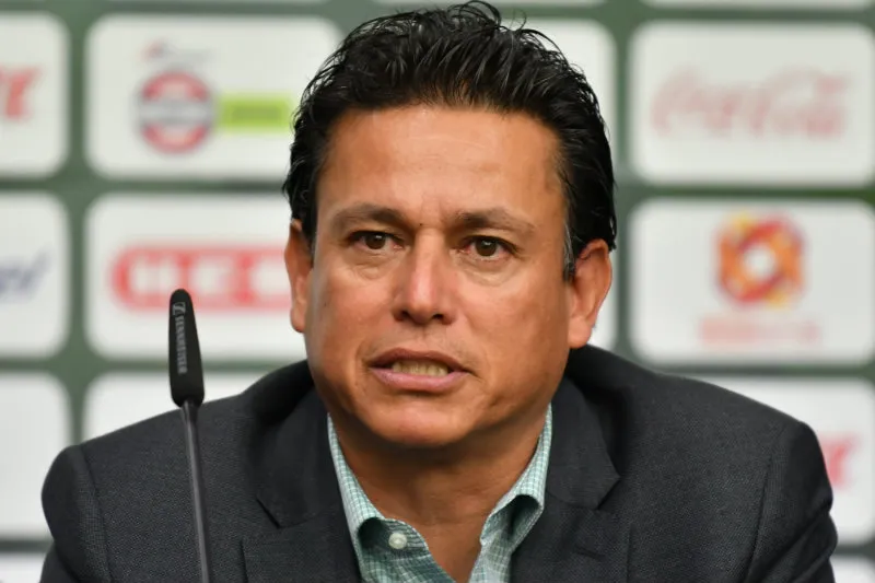 IMAGO7 Salvador Reyes Jr en una conferencia de prensa