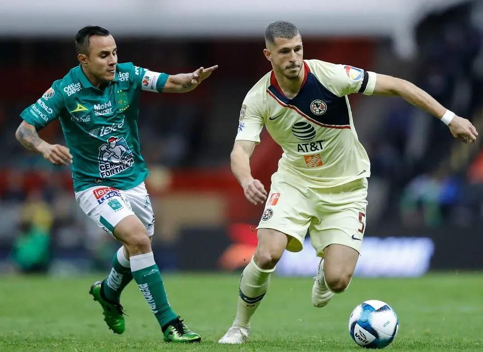 ERNESTO PÉREZ Luis Montes y Guido Rodríguez luchan por la esférica