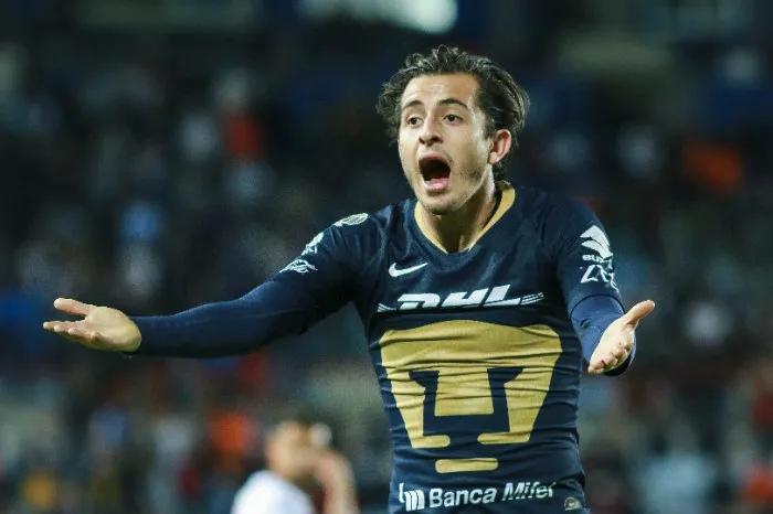 Alan Mozo se queja en un juego de Pumas
