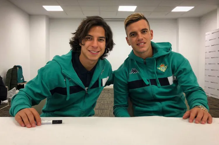 Lainez posa junto a su compañero Giovani Lo Celso