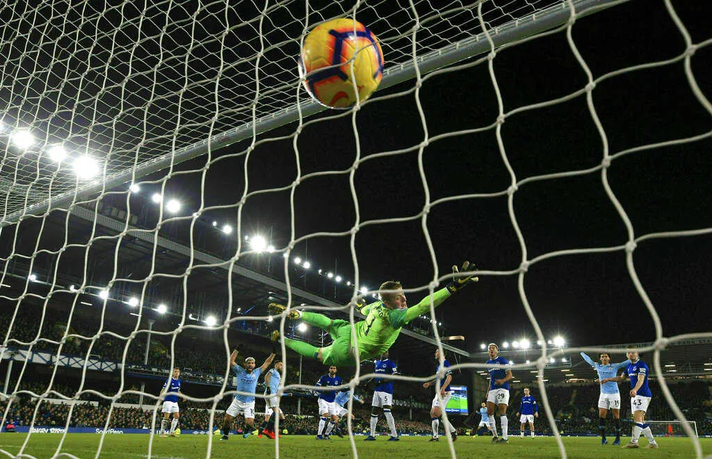 AP Los Citizens anotan durante juego de la Premier League