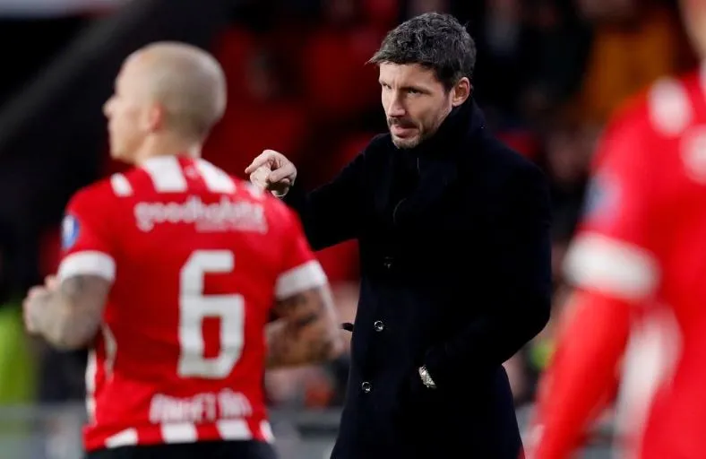 TWITTER @PSV Van Bommel da indicaciones a sus jugadores