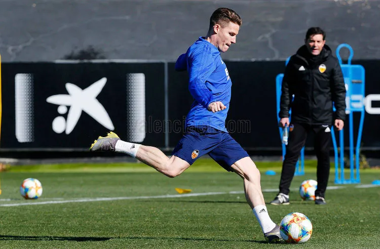FACEBOOK VALENCIA FC Marcelino supervisa en entrenamiento del Valencia