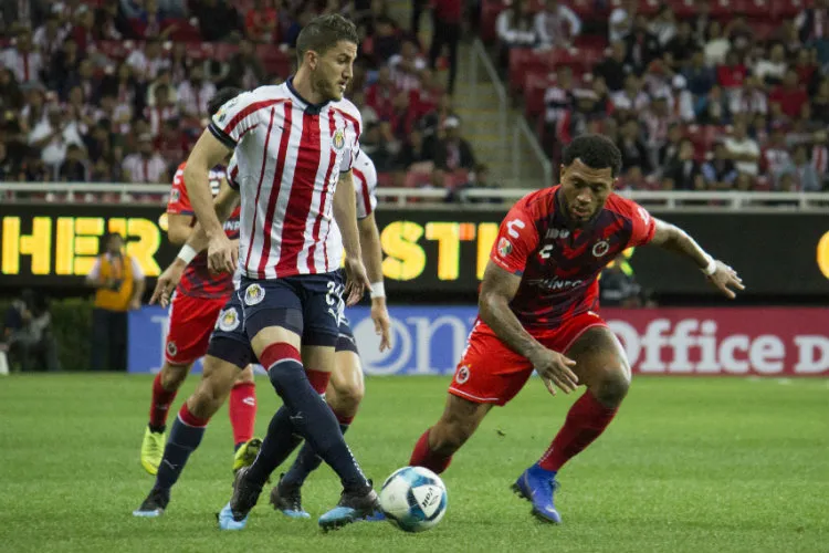 IMAGO7 Hiram Mier disputa un balón ante Colin Kazim de Veracruz