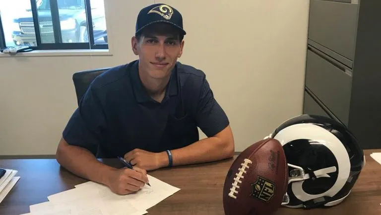 Luis Pérez, firmando su contrato con los Rams