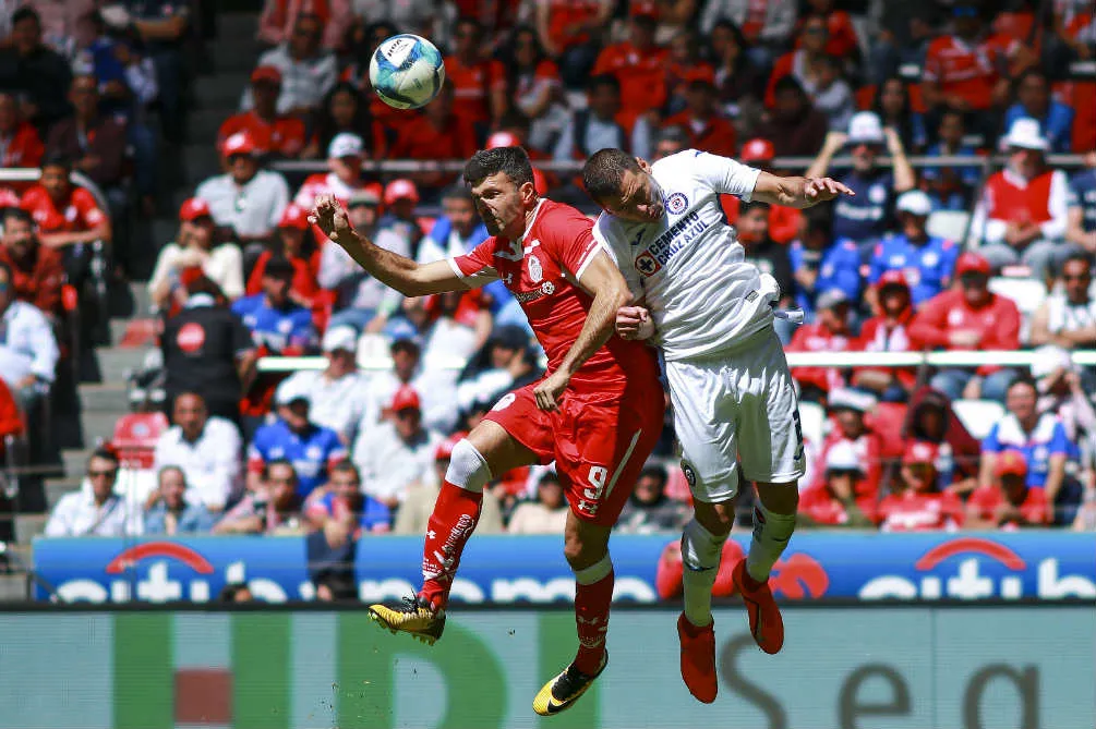 MEXSPORT Pablo Aguilar disputa un balón aéreo