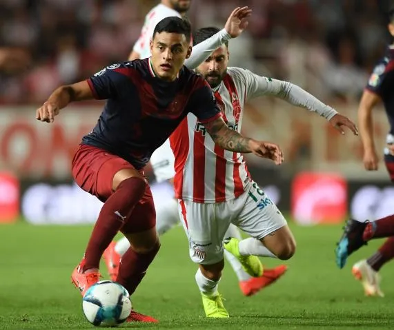 MEXSPORT Vega conduce el esférico en duelo contra Necaxa