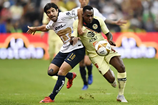 Víctor Malcorra y Alex Ibarra en disputa de un balón