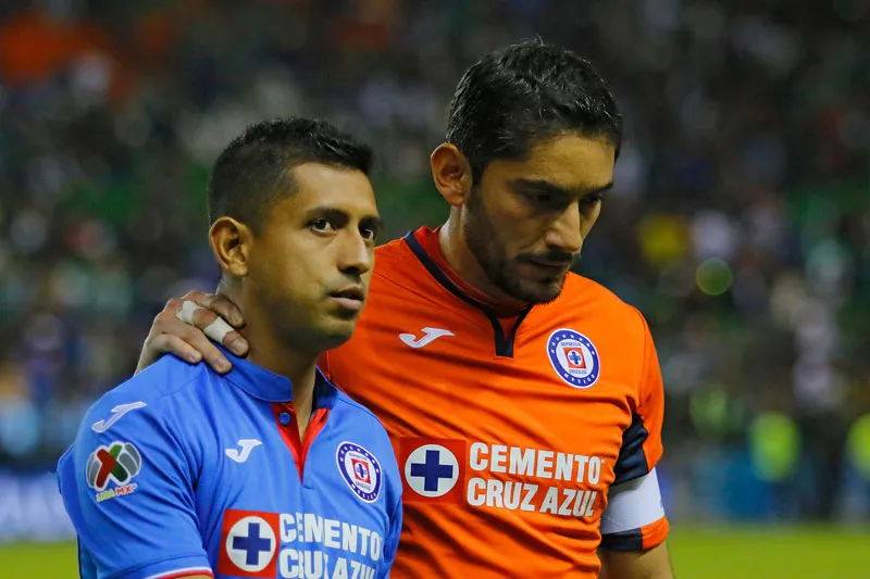 IMAGO7 Corona y Elías platican tras una derrota de Cruz Azul