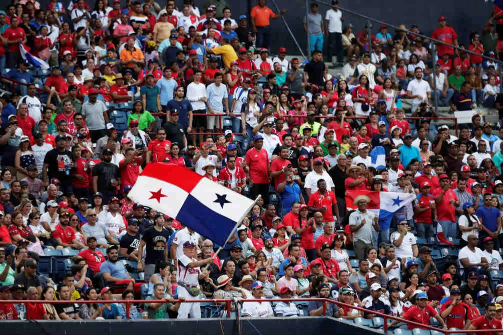EFE Aficionados de Panamá en el Rod Carew