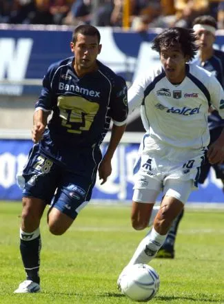 Raúl Salinas conduce el esférico en duelo de Pumas