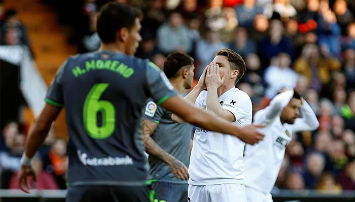 Reacción de Gameiro tras el rechazo de balón de Héctor Moreno