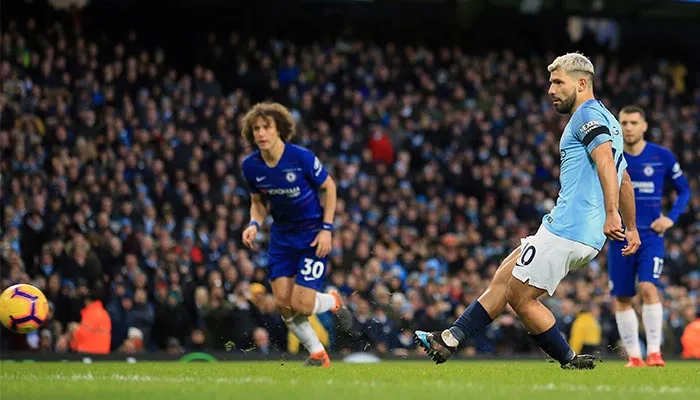 Agüero cobrando un penalti ante el Chelsea