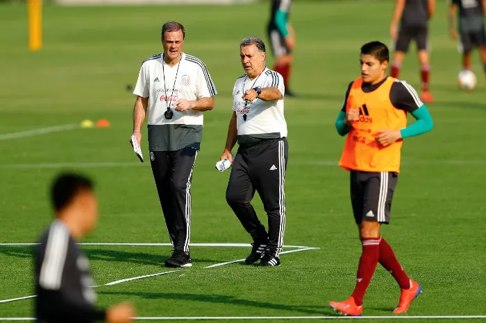 Tata da una indicación en su práctica con el Tri