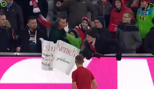 Momento en el que el aficionado el arrebata la playera la niño