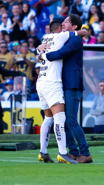 IMAGO7 El DT en festejo con Pablo Barrera