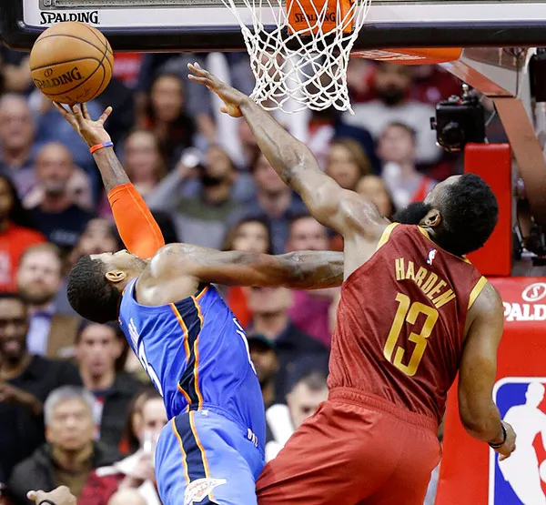 James Harden intenta un tapón