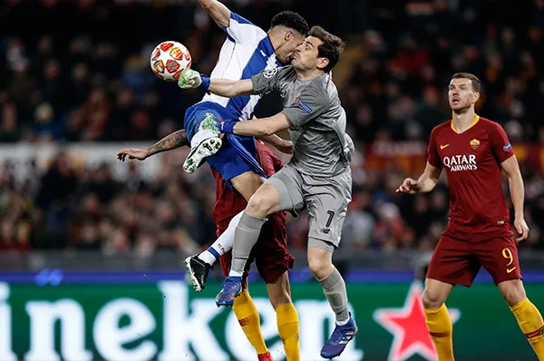 AP Casillas disputa por aire un balón