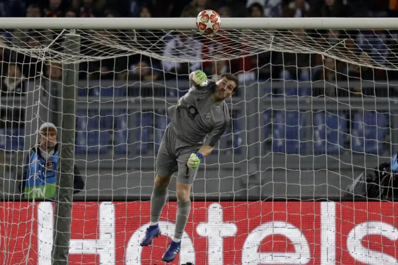 Iker Casillas durante el juego entre el Porto y la Roma