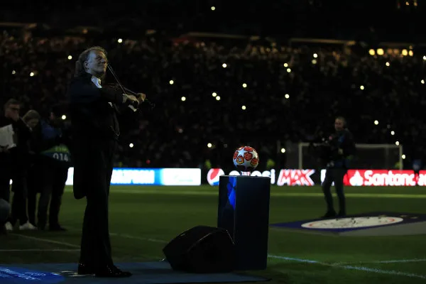 AP Rieu, durante una presentación en un partido entre el Ajax y el Madrid