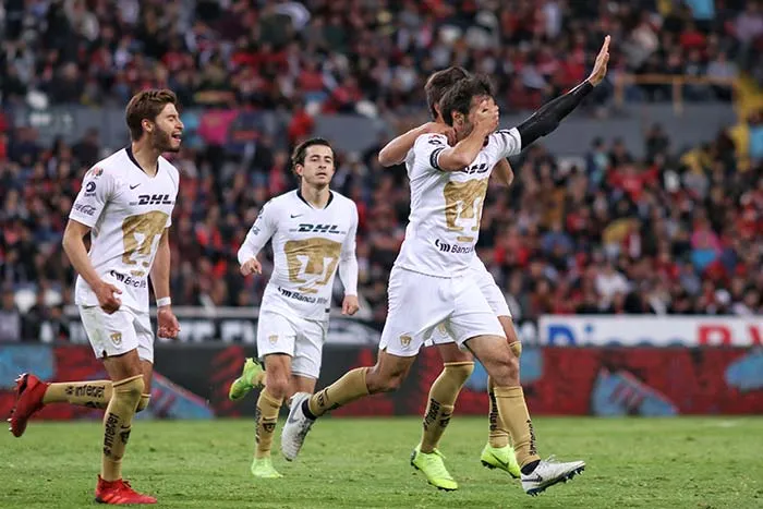Arribas festeja un gol con los Pumas
