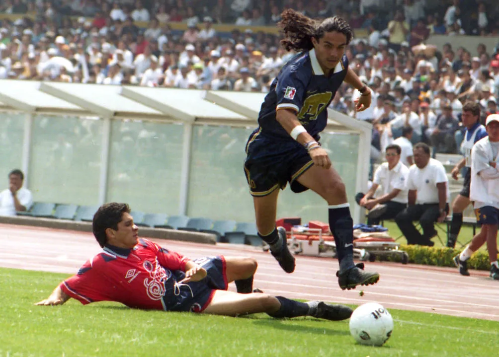 Braulio deja sobre el camino a un jugador de los Tiburones