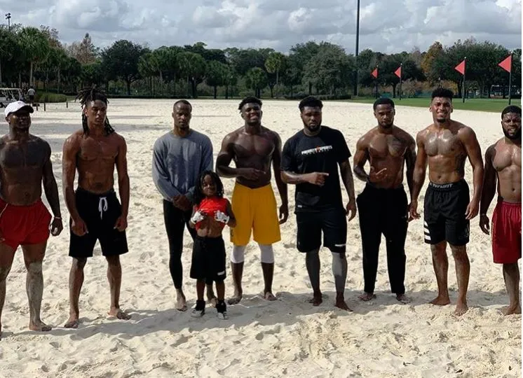 Blaze convive con jugadores de futbol americano