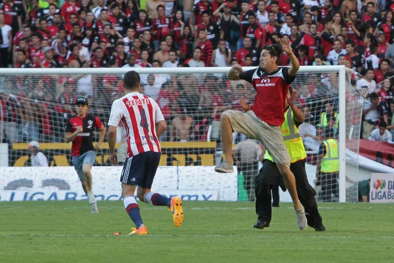 Pseudoaficionado de Atlas intenta golpear a Pereira