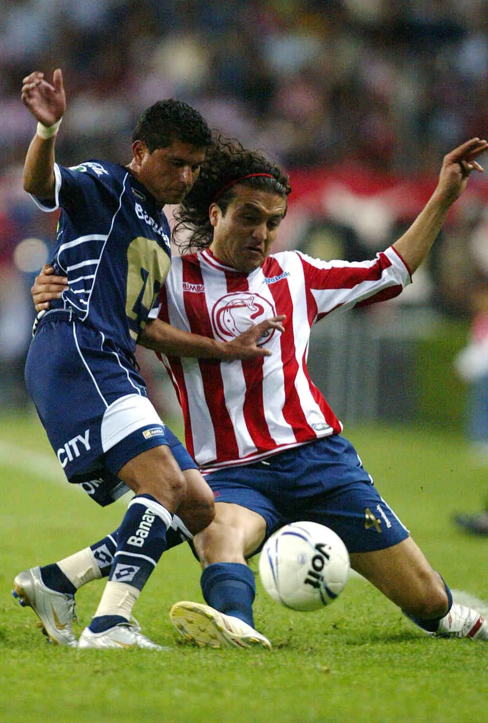 Botero lucha por la esférica en duelo frente a Chivas