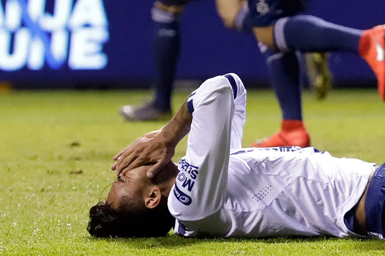 Jesús Zavala sufre un golpe en partido de Puebla