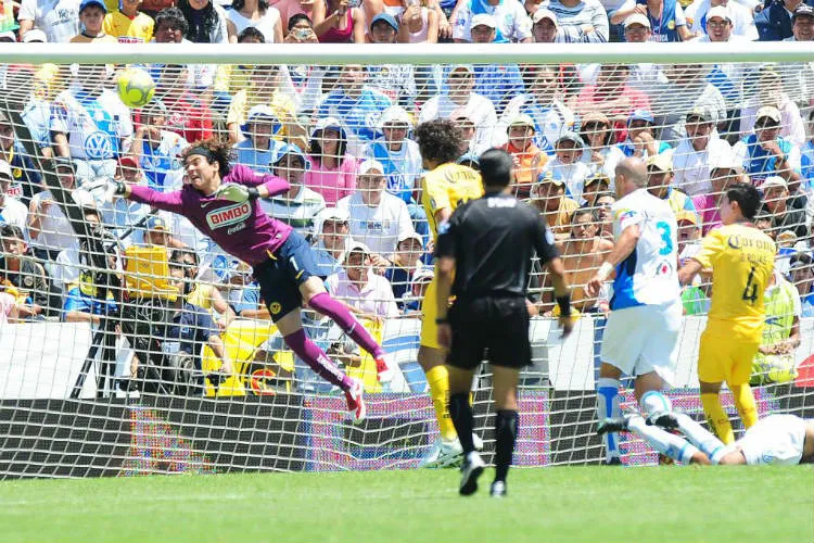 RÉCORD Ochoa ataja tiro en su paso por el arco azulcrema