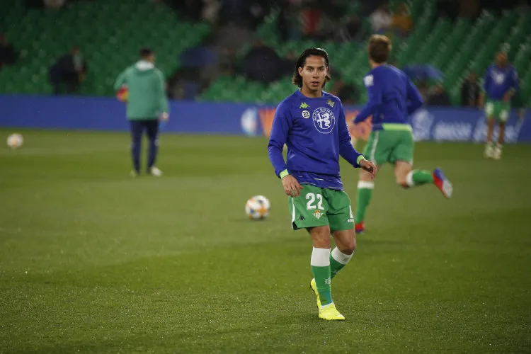 Lainez, durante un entrenamiento con el Betis