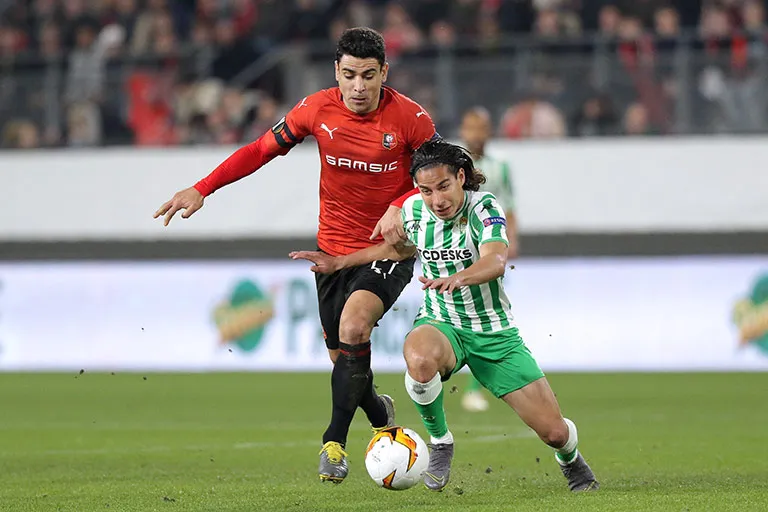 Lainez pelea un balón frente a un jugador del Rennes