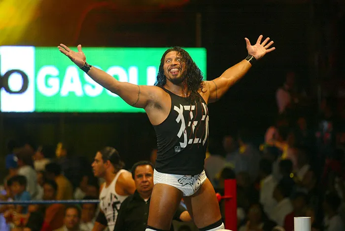 El Ingobernable extiende los brazos en el ring