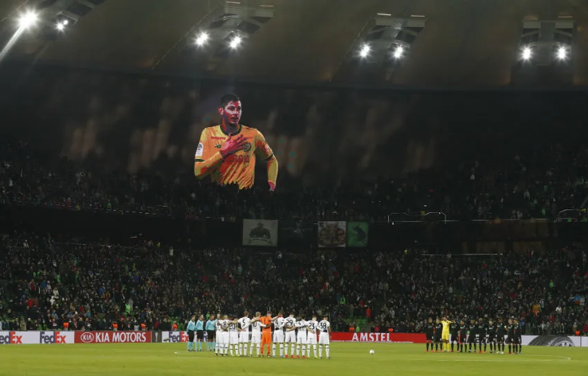 EFE Sala recibe homenaje en partido de Europa League