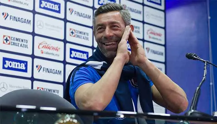 Caixinha en conferencia de prensa